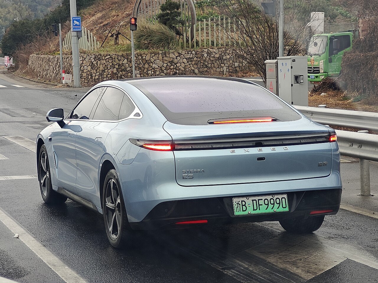 BMW i7 na rok 2027: nowa bateria, zasięg do 373 mil i 250 kW ładowania