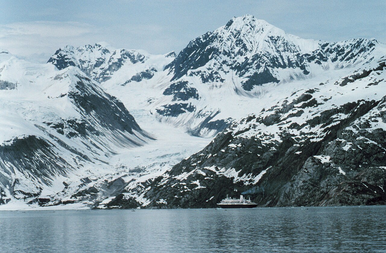 Lodowiec Hubbard czy Glacier Bay – co wybrać na rejsie po Alasce